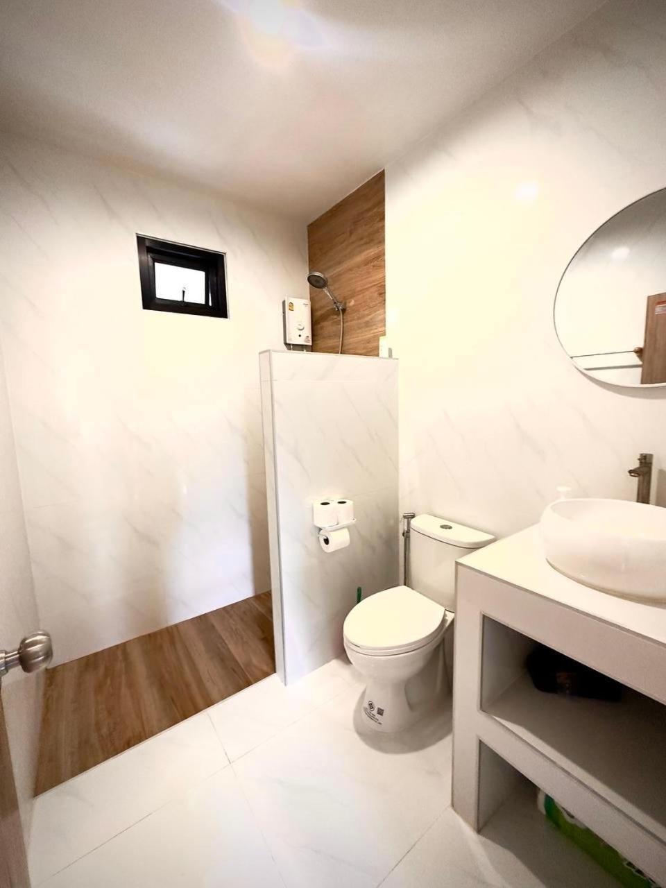 White Pearl 2br Beachfront House Malibu Seaview Rumah liburan Mae Haad